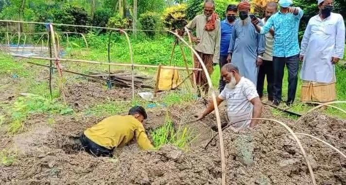 মেয়ের বিরুদ্ধে বৃদ্ধ বাবাকে হত্যা অভিযোগে প্রায় আড়াই মাস পর কবর থেকে মরদেহ উত্তোলন